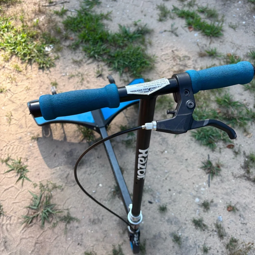 Razor powerwing caster scooter
